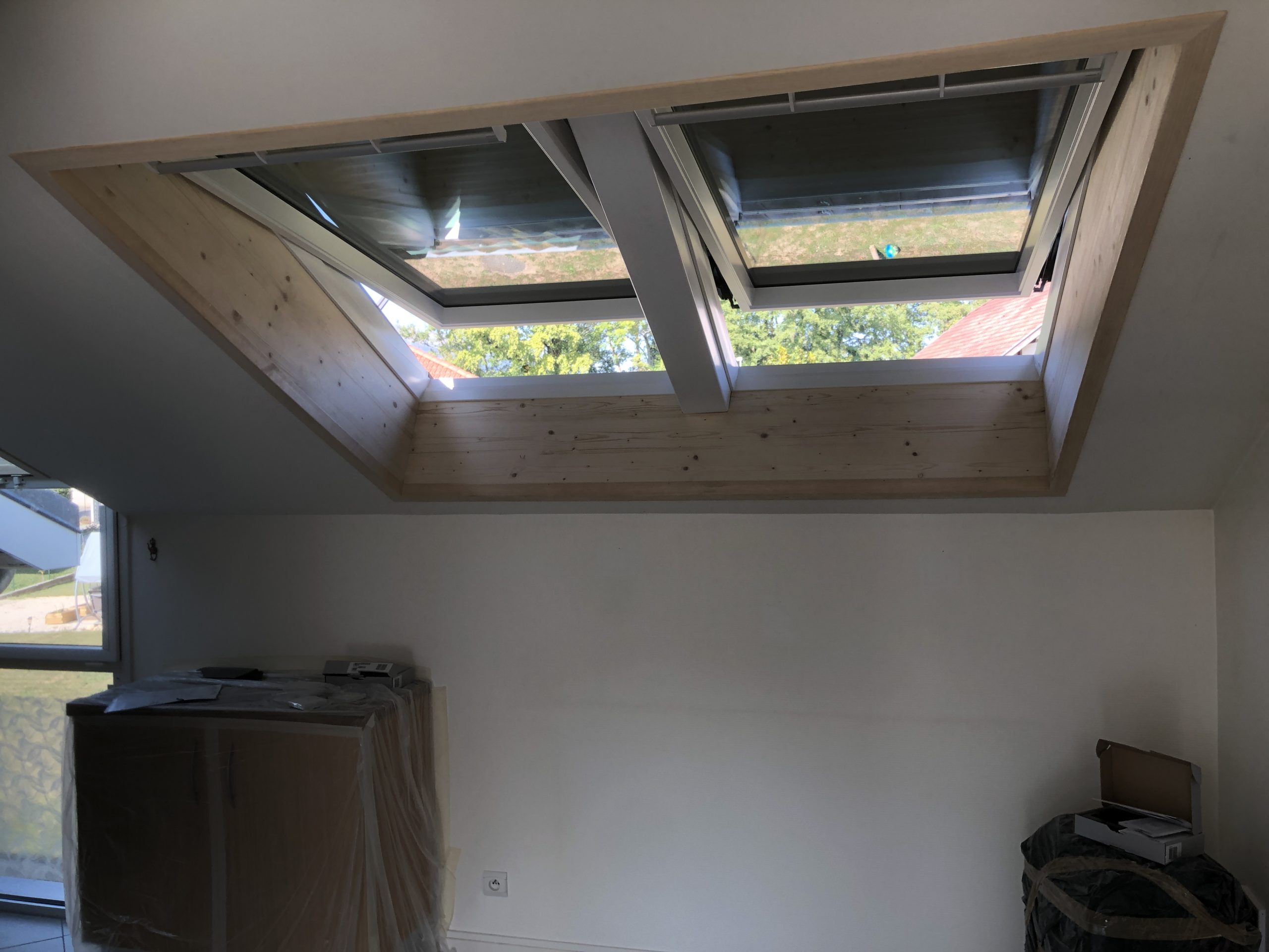 Création d’une verrière et pose de fenêtres de toit VELUX à Thoiry