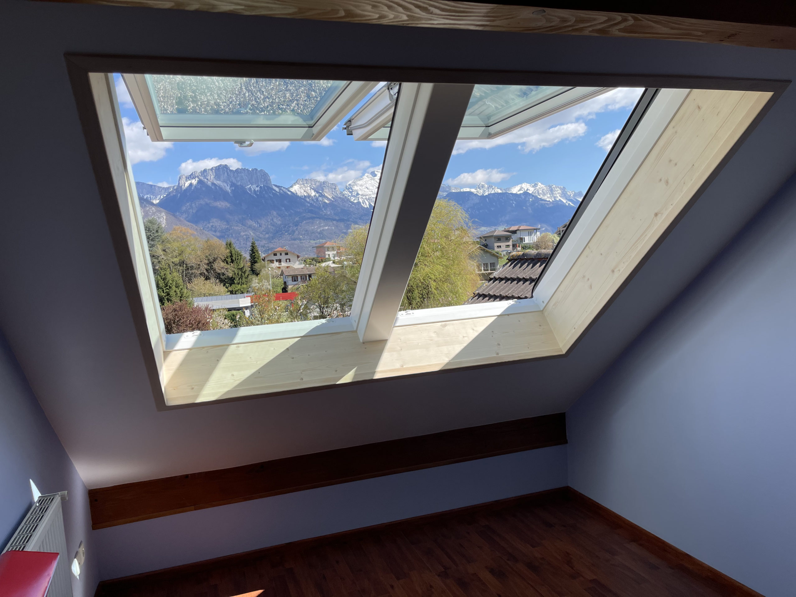 Installation de deux fenêtres de toit VELUX à Sevrier