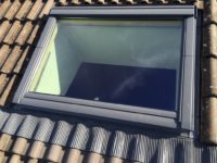 Pose d'une fenêtre de toit Velux au plafond chez un particulier