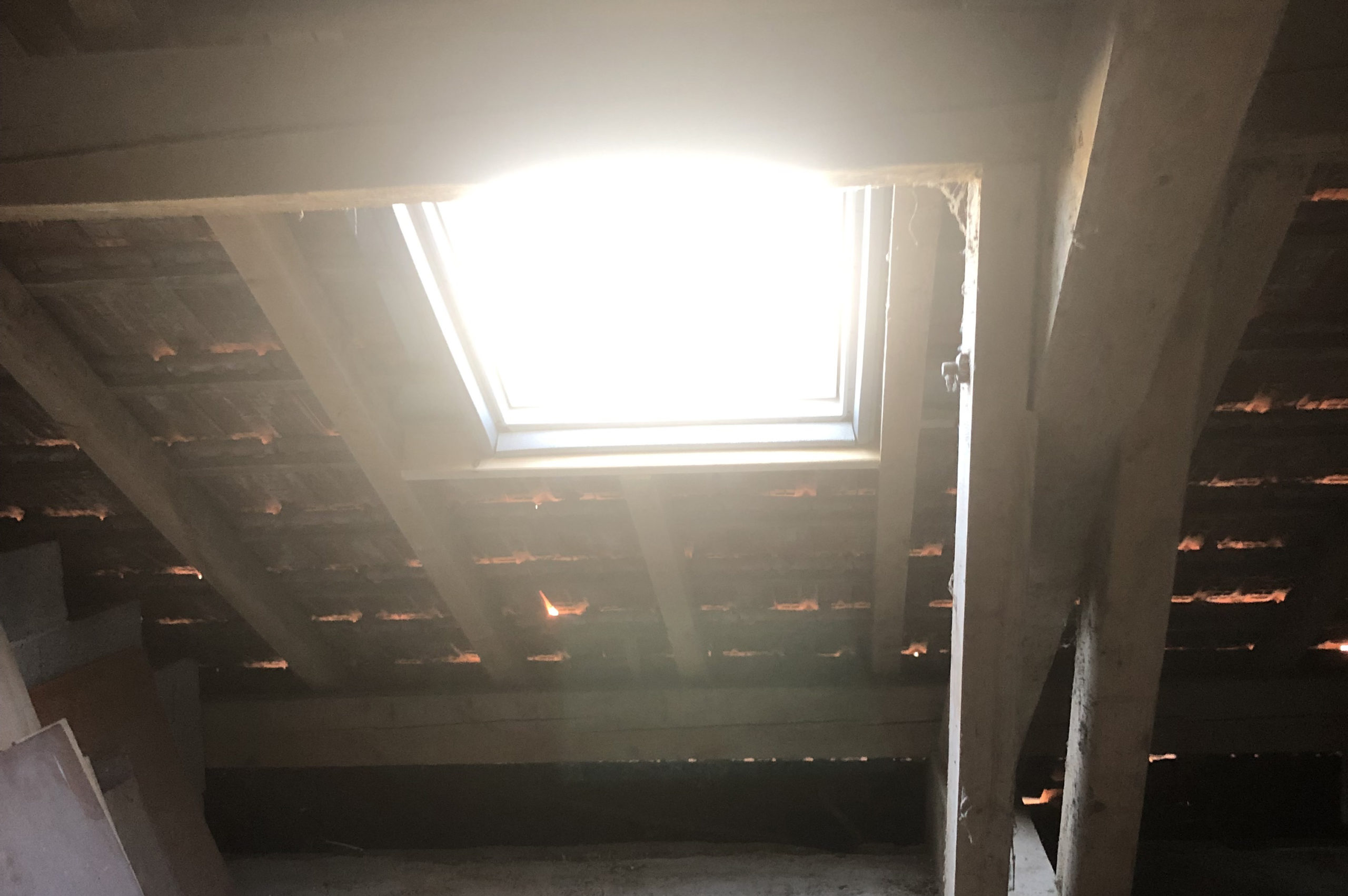 Pose d’une fenêtre de toit VELUX à Nangy en Haute-Savoie