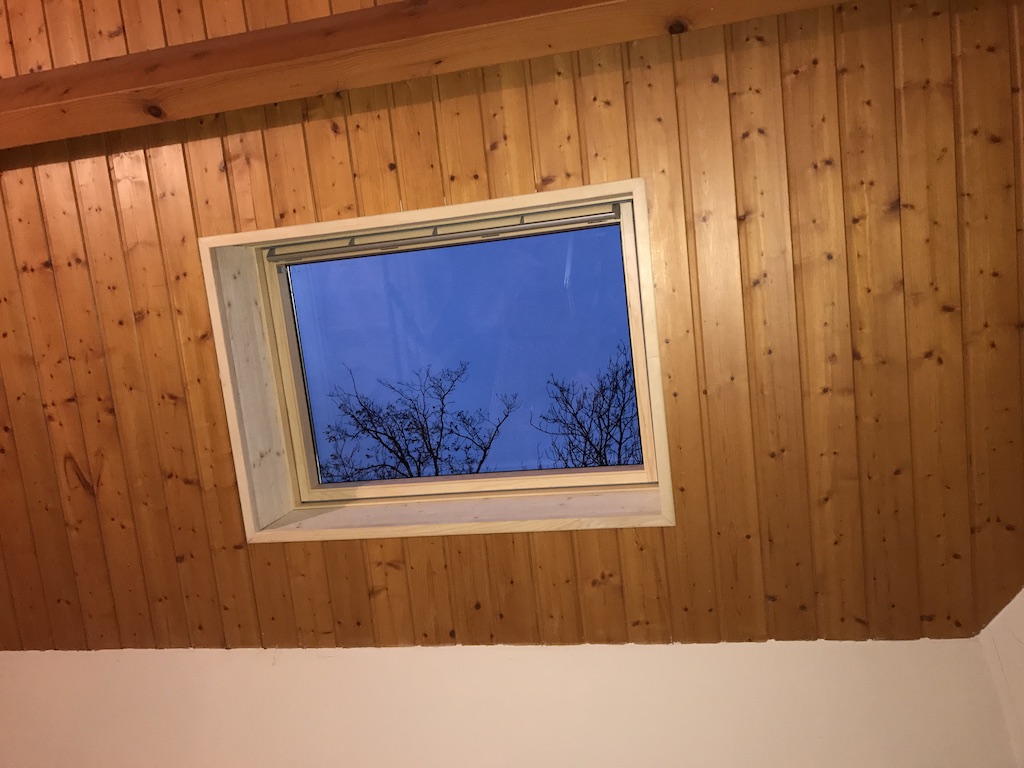 Pose d'une fenêtre de toit Velux au plafond chez un particulier
