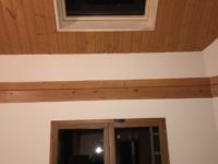 Pose d'une fenêtre de toit Velux au plafond chez un particulier