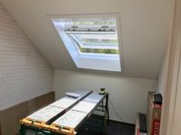 Pose d'une fenêtre de toit Velux en sous-pente chez un particulier