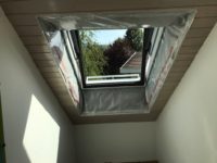 Pose d'une fenêtre de toit Velux en sous-pente chez un particulier