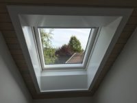 Pose d'une fenêtre de toit Velux en sous-pente chez un particulier