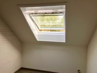 Pose d'une fenêtre de toit Velux en sous-pente chez un particulier