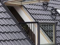 Pose d'une fenêtre-balcon Velux chez un particulier